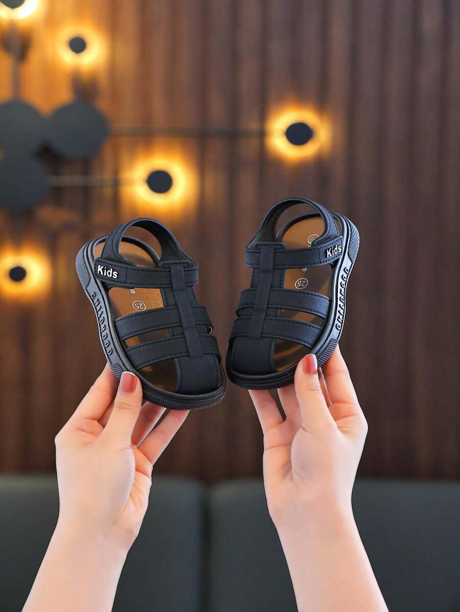 Dichte Kindersandalen mit flacher Sohle