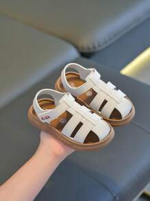 Dichte Kindersandalen mit flacher Sohle