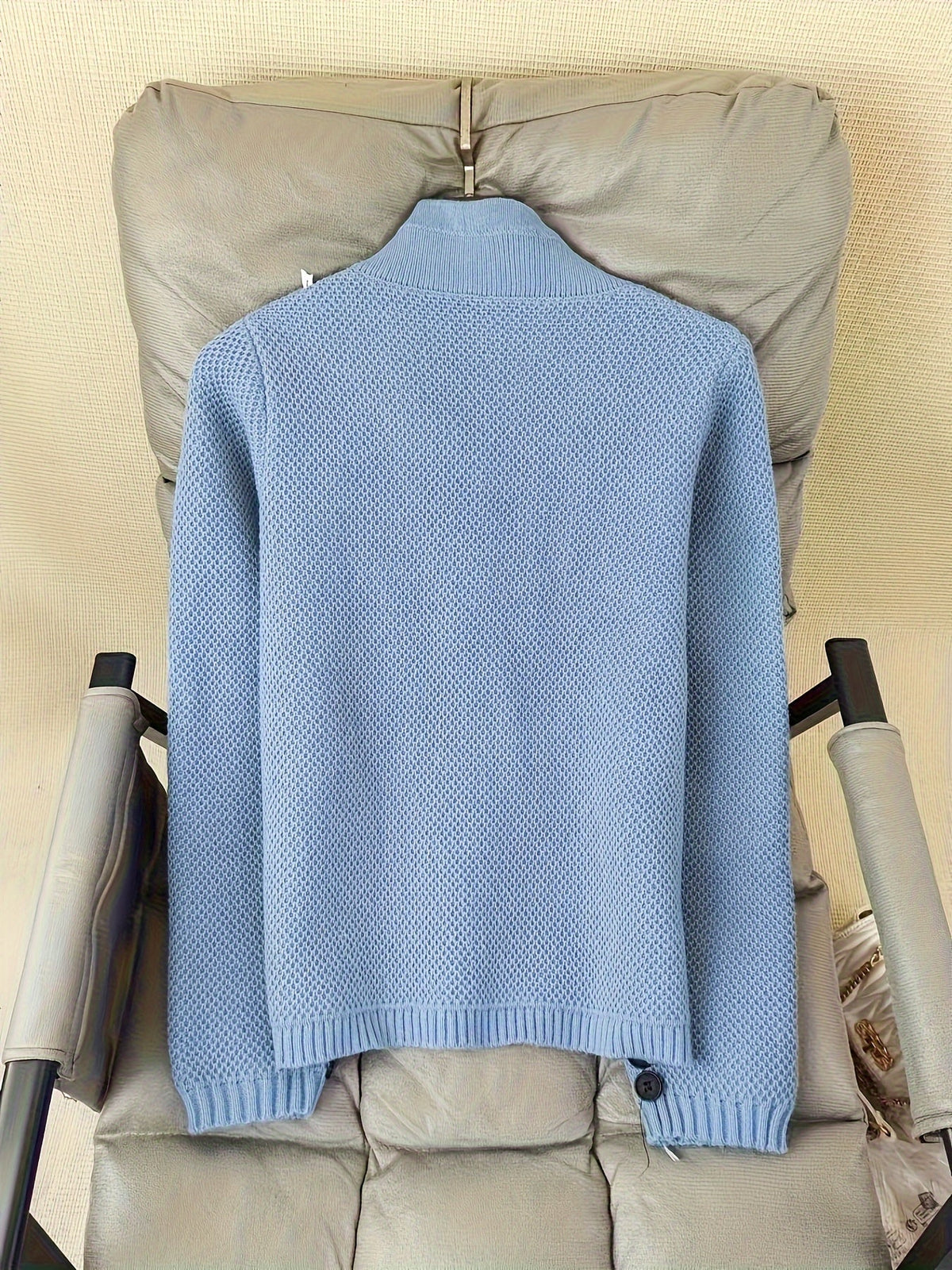 Maglione in maglia da donna con collo alto – comodo e intramontabile