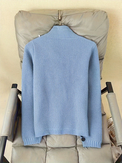 Maglione in maglia da donna con collo alto – comodo e intramontabile