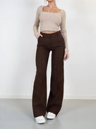 Pantalon élégant taille haute avec couture verticale à l’avant