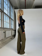 Pantalon élégant taille haute avec couture verticale à l’avant