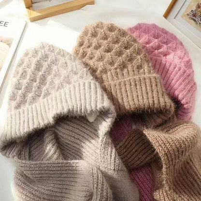 Knitted Winter Hat with Integrated Scarf – 2-in-1 Design