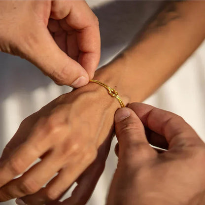 Elegant Knot Bracelet – Subtle and Refined