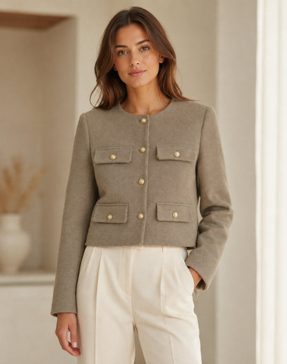 Blazer corto da donna con bottoni dorati e tasche con patta