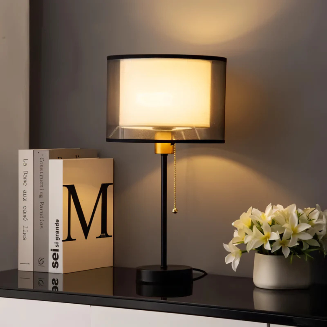 Lampada da tavolo vintage con doppio paralume in tessuto per una calda luce d’atmosfera a LED