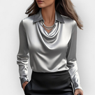 Blusa elegante de satén con cuello cascada