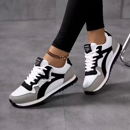 Low sneakers with striped pattern