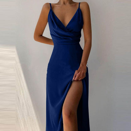 Vestido de verão com decote em V, abertura e alças finas
