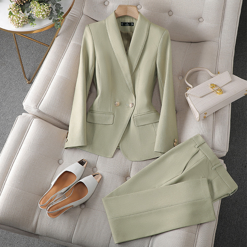 Completo da donna a due pezzi con blazer e pantaloni