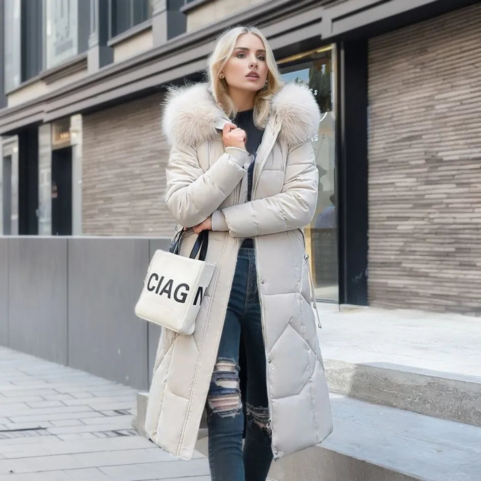 Naisten pitkä toppatalvitakki hupulla, turkiskauluksella ja lämpimällä vuorella