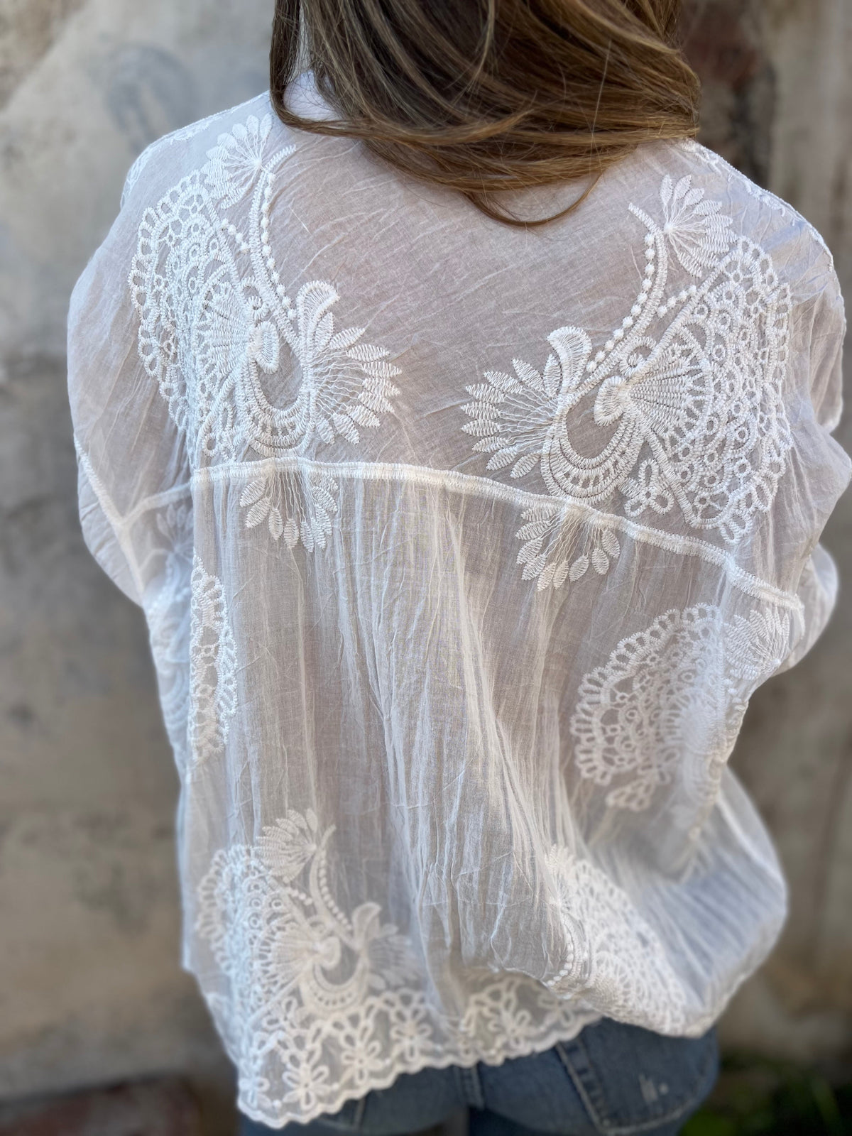 Blouse légère pour femme avec détails en dentelle et col classique