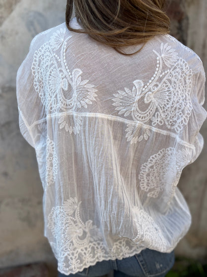 Blouse légère pour femme avec détails en dentelle et col classique