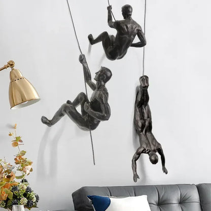 Conjunto de esculturas decorativas de pared con figuras trepadoras para una decoración moderna