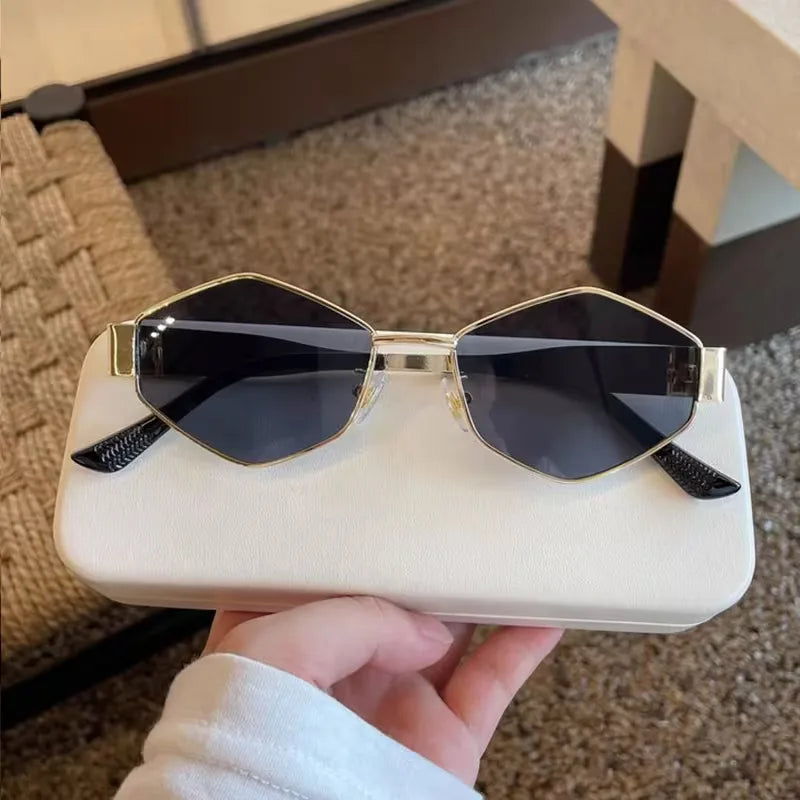 Lunettes de soleil avec monture métallique ovale