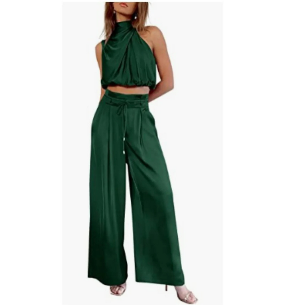 Conjunto com aspeto acetinado e top de decote halter para mulher