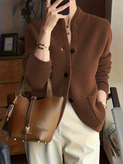 Maglione in maglia da donna con collo alto – comodo e intramontabile