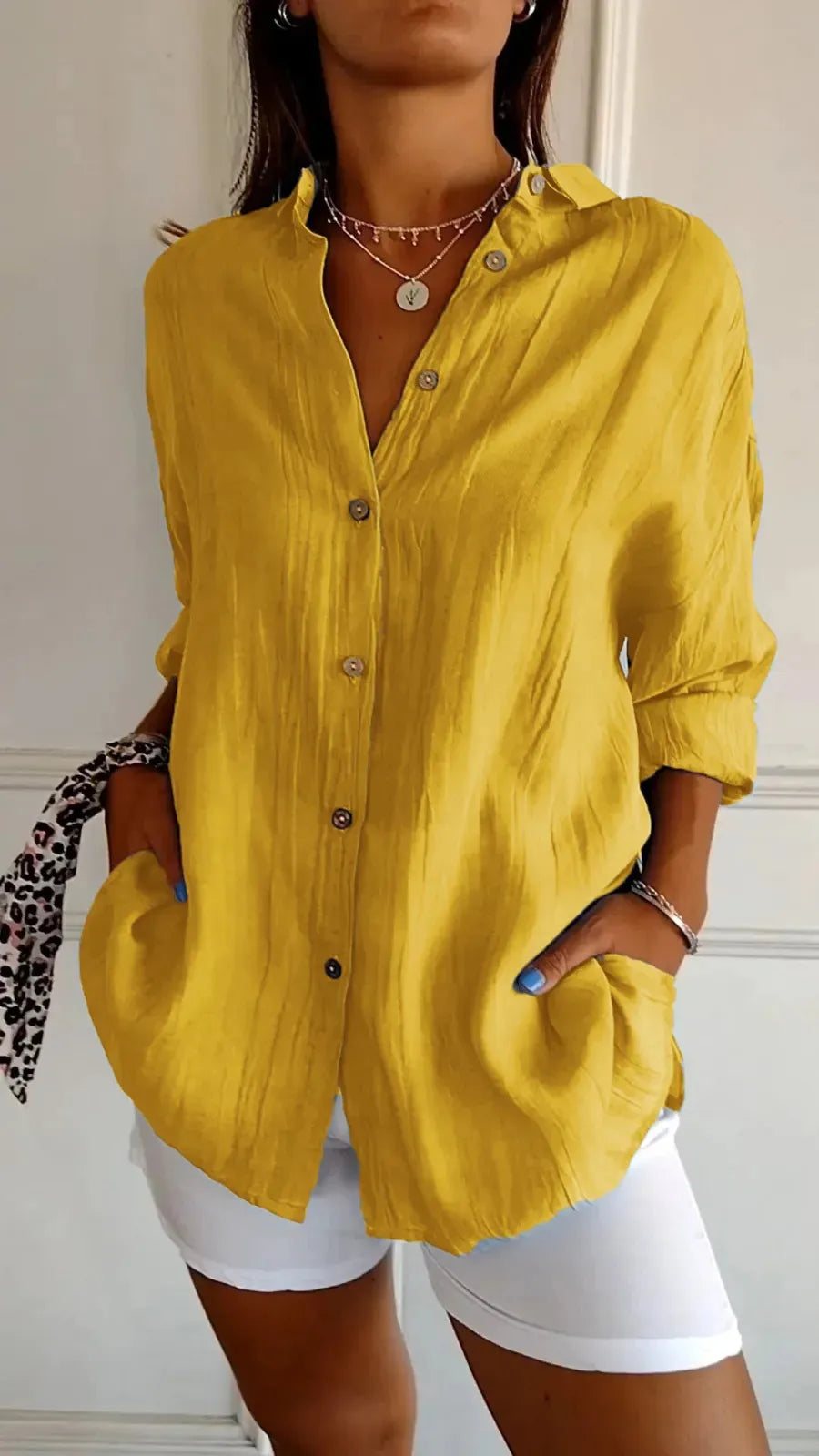 Bluse mit einfacher Falte und gekerbtem Kragen