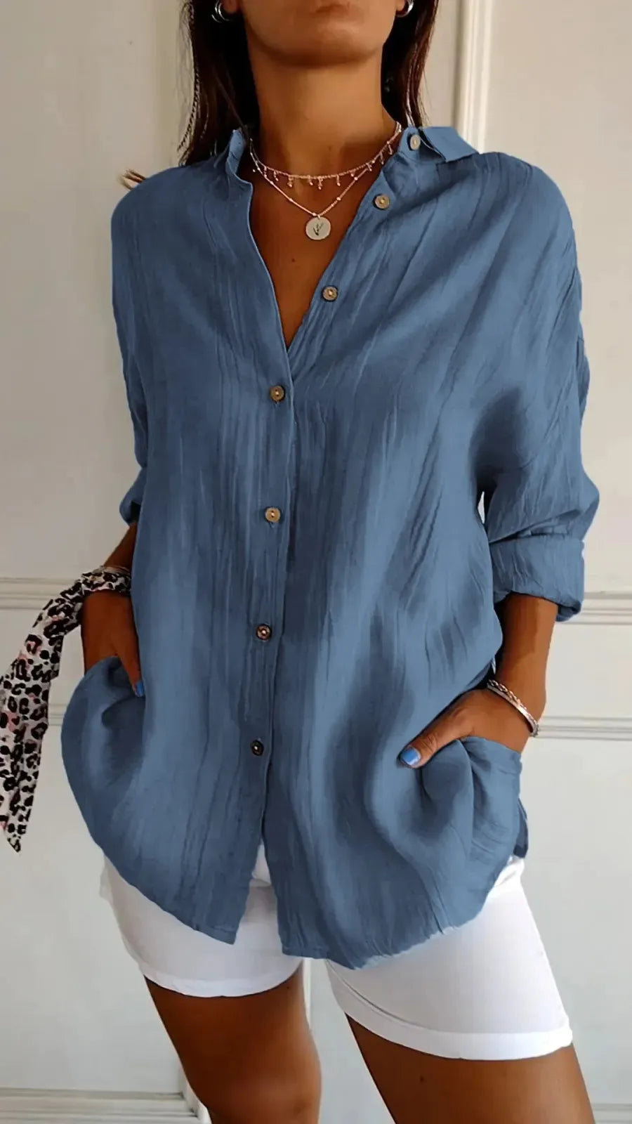 Bluse mit einfacher Falte und gekerbtem Kragen