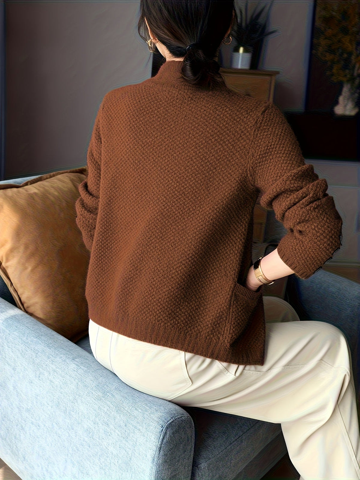 Maglione in maglia da donna con collo alto – comodo e intramontabile