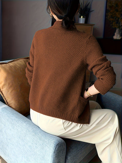Maglione in maglia da donna con collo alto – comodo e intramontabile