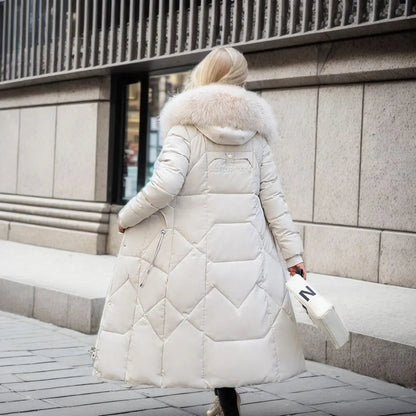 Naisten pitkä toppatalvitakki hupulla, turkiskauluksella ja lämpimällä vuorella