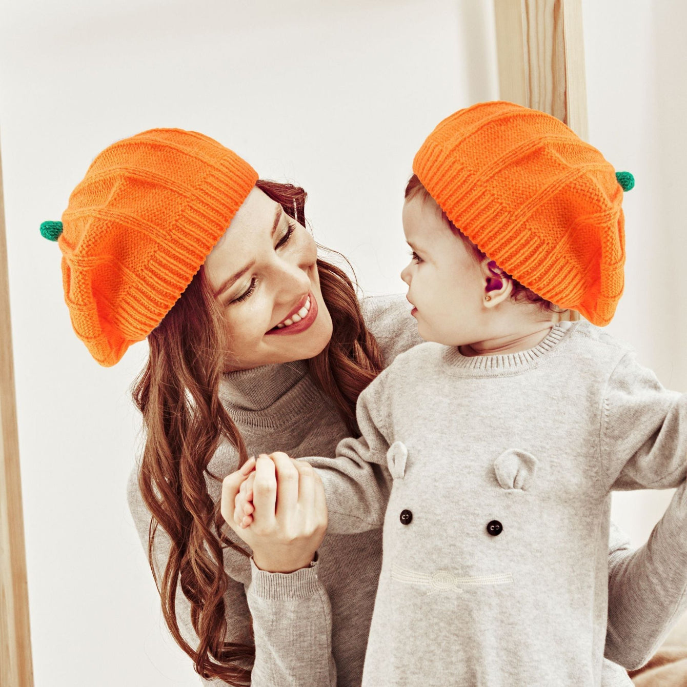 Fröhliche orangefarbene Strickmütze