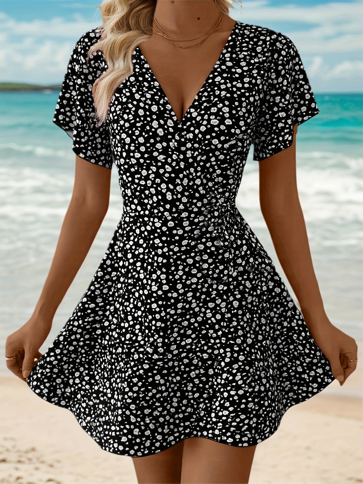 Leichtes Sommerkleid für Damen mit Blumenmuster und elegantem Wickeldesign