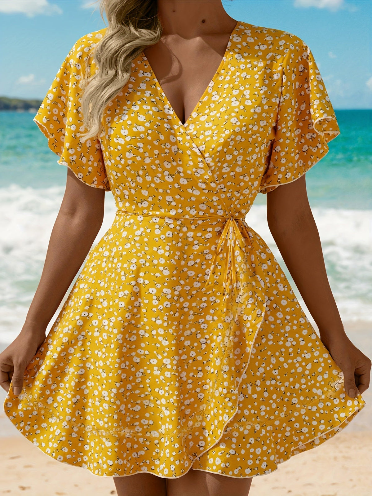 Leichtes Sommerkleid für Damen mit Blumenmuster und elegantem Wickeldesign