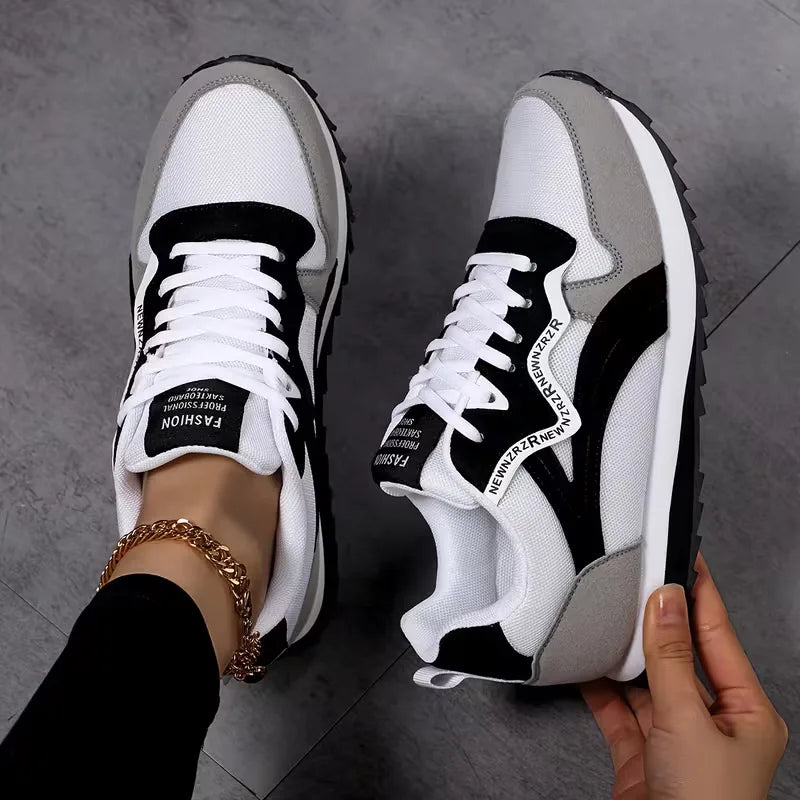 Low sneakers with striped pattern