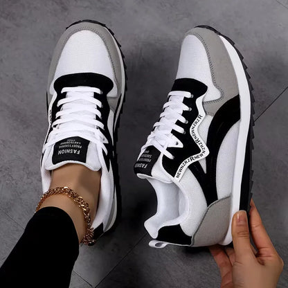 Low sneakers with striped pattern