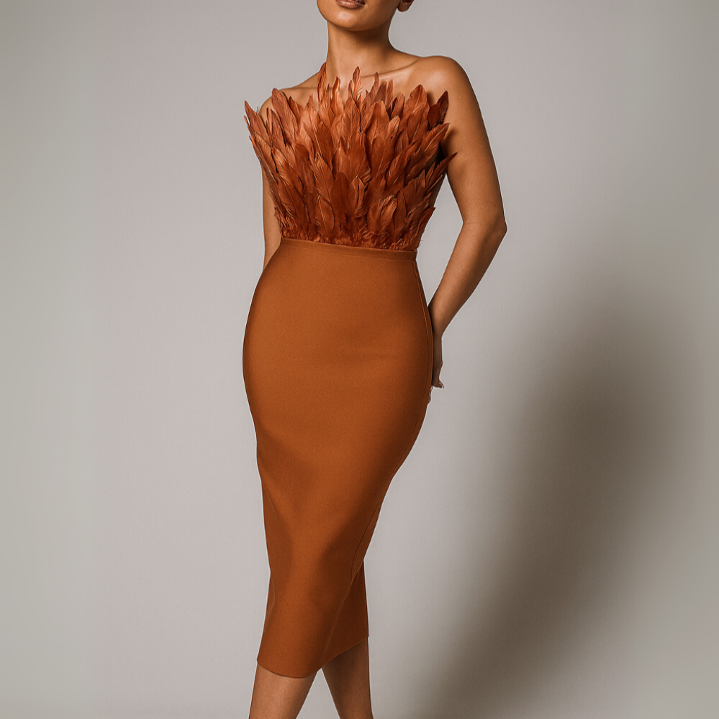 Vestido midi sin tirantes para mujer con detalles de plumas