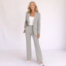 Traje de pantalón elegante para mujer con blazer entallado