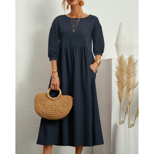 Vestido de verano elegante con detalle fruncido y largo midi