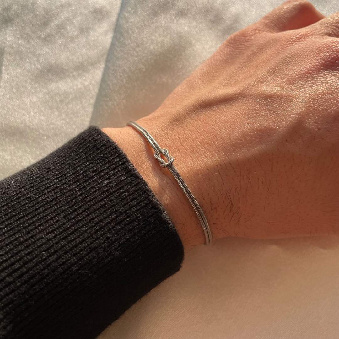 Elegant Knot Bracelet – Subtle and Refined