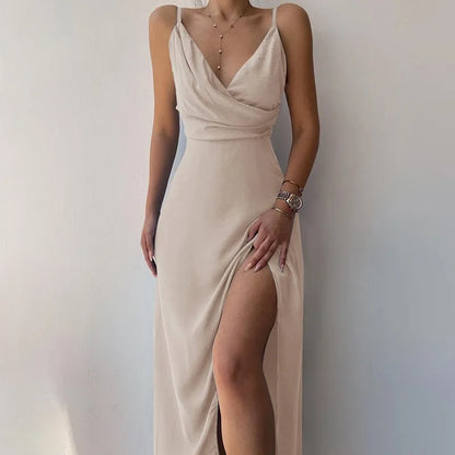 Vestido de verão com decote em V, abertura e alças finas