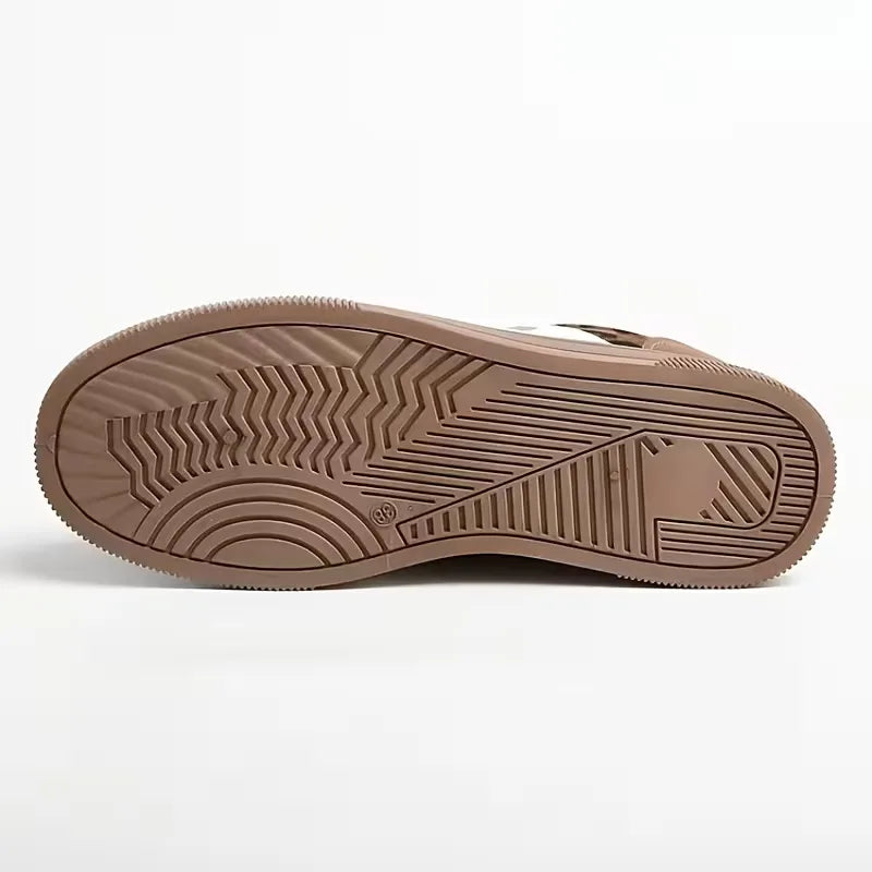 Low sneaker with suede upper