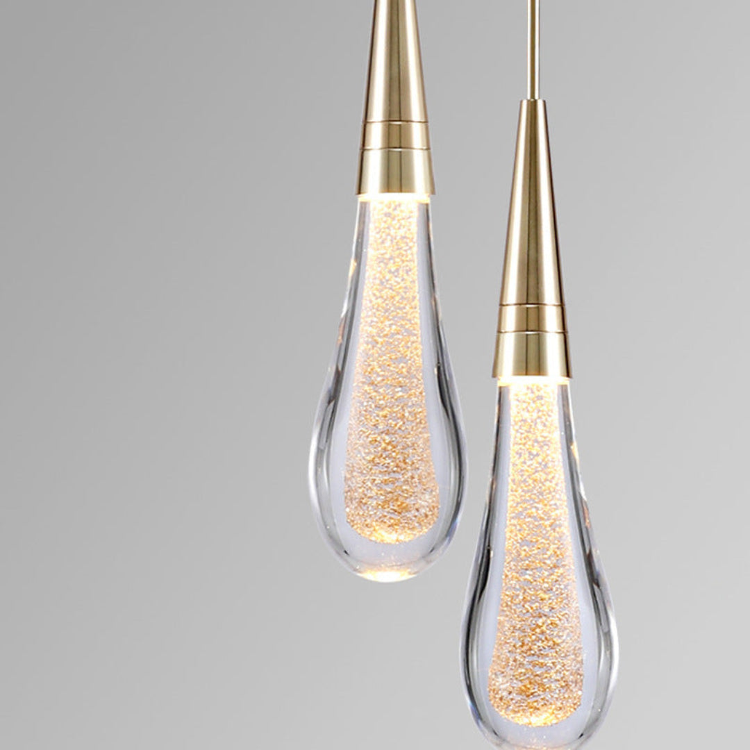 Elegante lámpara colgante dorada en forma de gota – Lujo para cualquier espacio