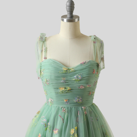 Elegante vestido de gala de tul bordado