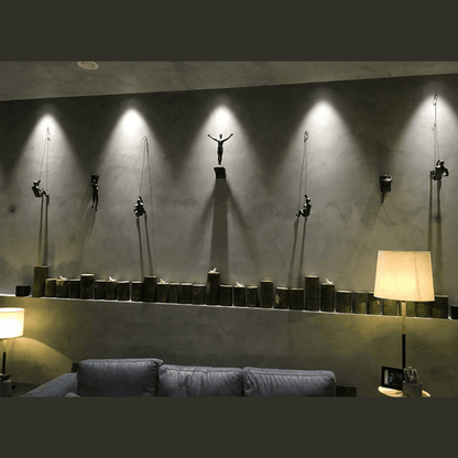 Conjunto de esculturas decorativas de pared con figuras trepadoras para una decoración moderna