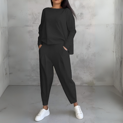 Conjunto deportivo de dos piezas con cuello redondo y mangas largas