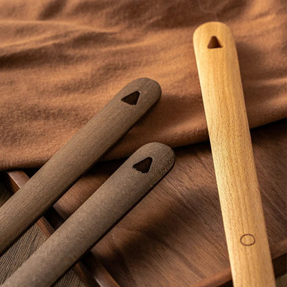 Minimalistická drevená obúvacia lyžica s nástenným držiakom