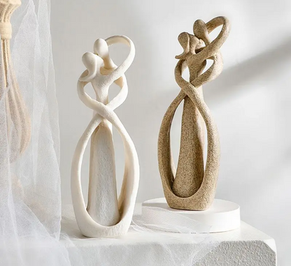 Abstrakt skulptur av et omfavnende par, et tidløst symbol på kjærlighet