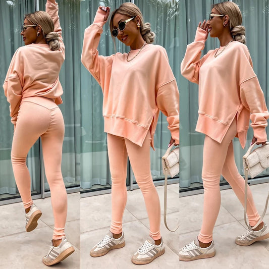 Conjunto cómodo para mujer con top dividido y pantalones ajustados