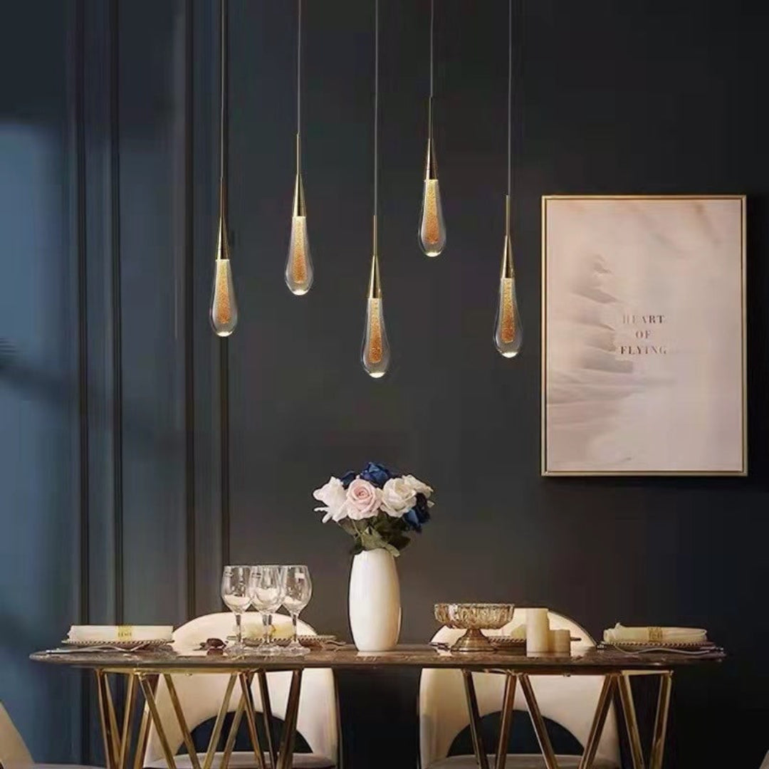 Elegante lámpara colgante dorada en forma de gota – Lujo para cualquier espacio