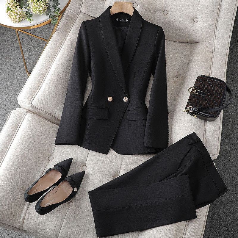 Completo da donna a due pezzi con blazer e pantaloni