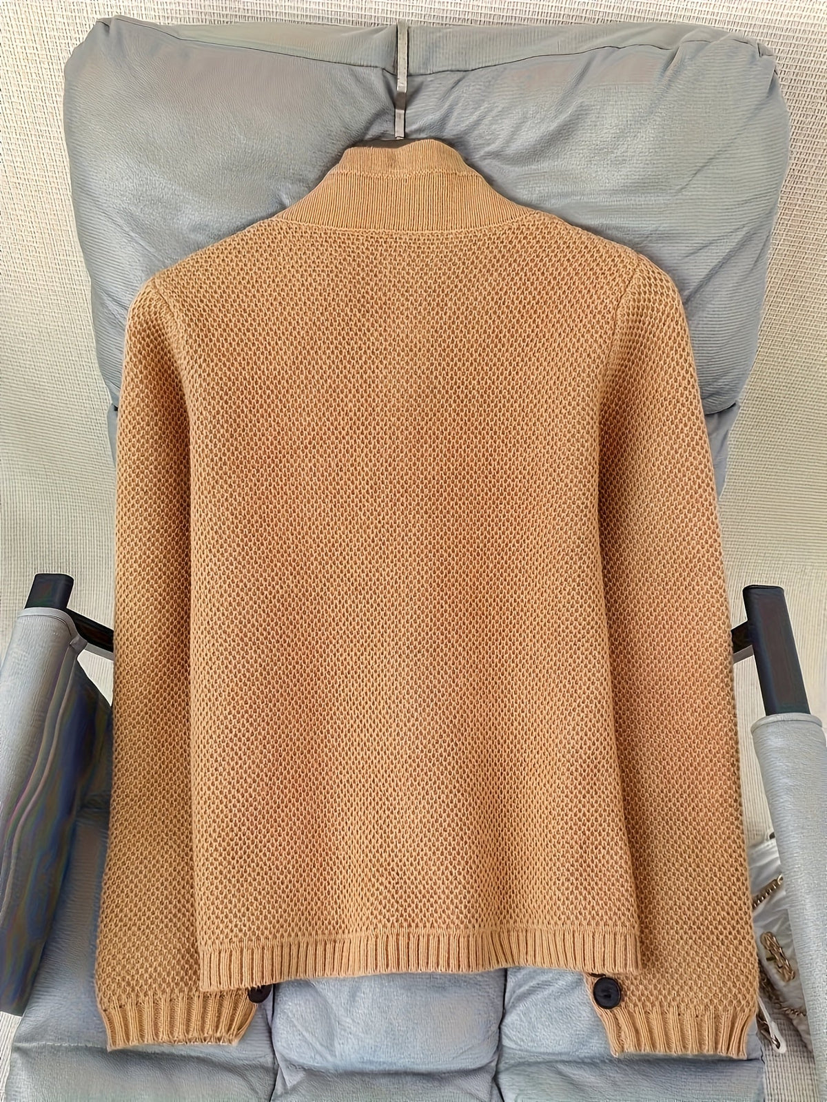 Maglione in maglia da donna con collo alto – comodo e intramontabile