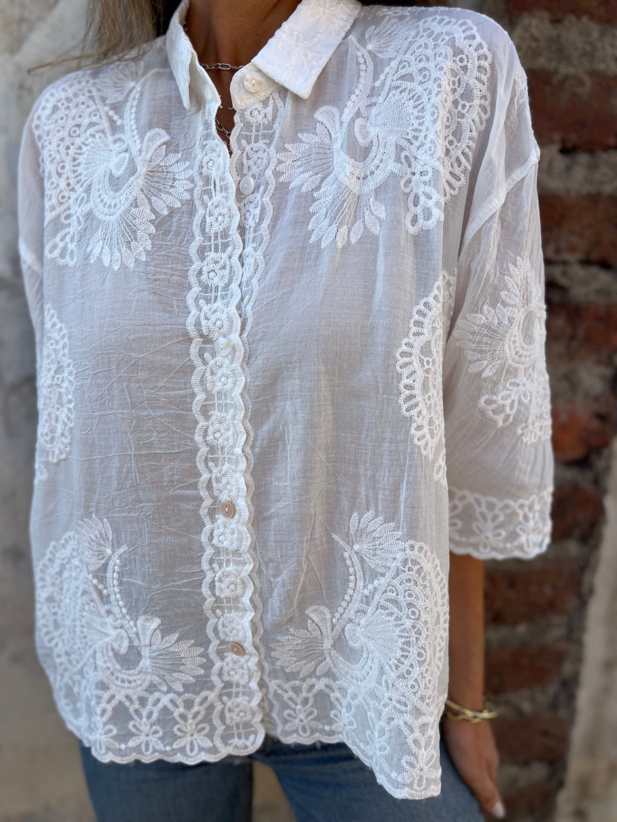 Blouse légère pour femme avec détails en dentelle et col classique