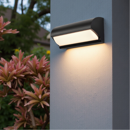 Lámpara LED de pared moderna para exteriores, de diseño compacto y con una cálida luz ambiental
