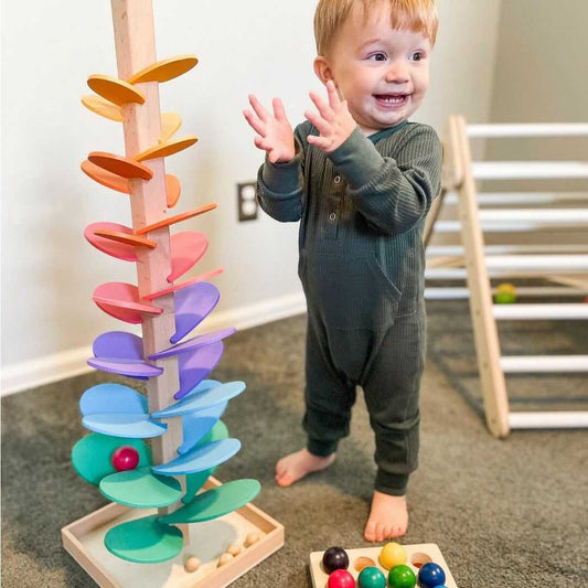 Szivárványos golyófás játék – Montessori golyóejtő játék